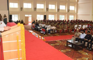पुलिस प्रशिक्षण महाविद्यालय नरेन्द्रनगर में रैंकर मुख्य आरक्षी नागरिक पुलिस प्रशिक्षण के समापन समारोह के अवसर पर सर्वश्रेष्ठ प्रदर्शन करने वाले कैड्टस को सम्मानित करते हुए राज्यपाल