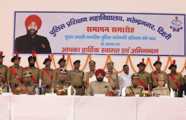 पुलिस प्रशिक्षण महाविद्यालय नरेन्द्रनगर में रैंकर मुख्य आरक्षी नागरिक पुलिस प्रशिक्षण के समापन समारोह के अवसर पर राज्यपाल लेफ्टिनेंट जनरल गुरमीत सिंह (से नि)।