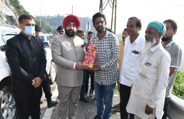 राष्ट्रीय राजमार्ग में क्षतिग्रस्त मोटर मार्ग के निरीक्षण के दौरान कार्मिकों व मजदूरों का हालचाल पुछते हुए राज्यपाल।
