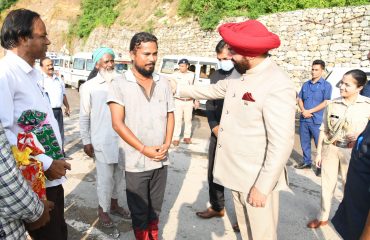 ऋषिकेश-टिहरी राष्ट्रीय राजमार्ग में क्षतिग्रस्त मोटर मार्ग के निरीक्षण के दौरान कार्मिकों व मजदूरों का हालचाल पुछते हुए राज्यपाल।