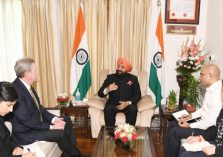 Governor Lt Gen Gurmeet Singh (Retd) talks with the High Commissioner of Australia, Barry O'Farrell, at the Raj Bhawan.;?>