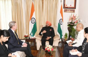 Governor Lt Gen Gurmeet Singh (Retd) talks with the High Commissioner of Australia, Barry O'Farrell, at the Raj Bhawan.