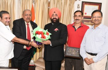 राज्यपाल लेफ्टिनेंट जनरल गुरमीत सिंह (से नि) से राजभवन में मुलाकात करते हुए इंडस्ट्रीज एसोसिएशन ऑफ उत्तराखण्ड के पदाधिकारी।