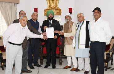 राज्यपाल से मुलाकात करते हुए कॉनफिड्रेशन ऑफ एक्स पैरामिलिट्री फोर्सेस, मार्टियर वेलफेयर एसोसिएशन के पदाधिकारी।