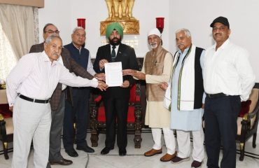 Officials of the Confederation of Ex Paramilitary Forces, Martyr Welfare Association meeting the Governor.