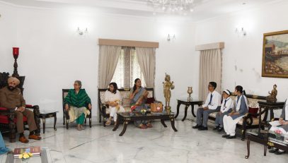 Governor was met by Mrs. Radha Bajaj, Chairperson, Bajaj Institute of Learning and the children of the Institute.