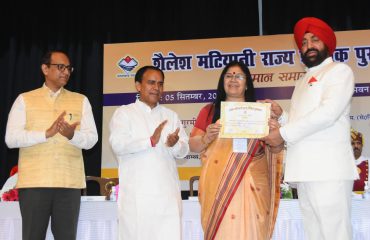 शिक्षक दिवस के अवसर पर शिक्षिका को सम्मानित करते हुए राज्यपाल लेफ्टिनेंट जनरल गुरमीत सिंह (से नि)।