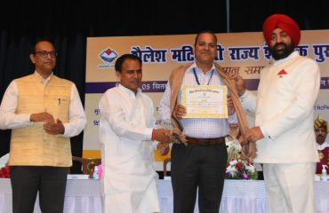 Governor Lt. Gen. Gurmit Singh (Retd) honoring the teacher on the occasion of Teacher's Day at Raj Bhavan Auditorium.