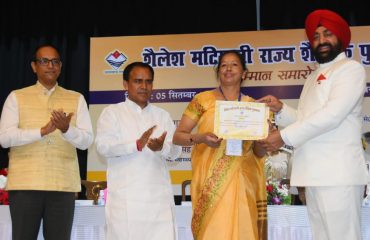 Governor Lt. Gen. Gurmit Singh (Retd) felicitating the teacher on the occasion of Teacher's Day at Raj Bhavan Auditorium.