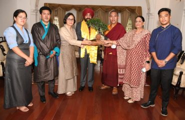 राज्यपाल लेफ्टिनेंट जनरल गुरमीत सिंह (से नि) से राजभवन में शिष्टाचार भेंट करते हुए केंद्रीय तिब्बती प्रशासन के संसद सदस्य ।