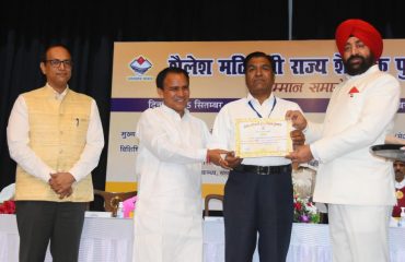 Governor Lt. Gen. Gurmit Singh (Retd) honoring the teacher on the occasion of Teacher's Day at Raj Bhavan Auditorium.