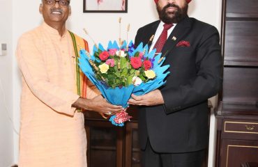 The newly appointed Vice Chancellor of Uttarakhand Sanskrit University, Prof. Dinesh Chandra Shastri meeting with Governor Lt Gen Gurmit Singh (Retd).