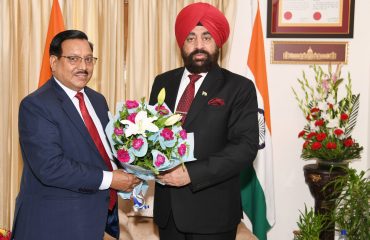 राज्यपाल से श्री गुरू राम राय विश्वविद्यालय के कुलपति प्रो. यू. एस. रावत ने शिष्टाचार भेंट की।