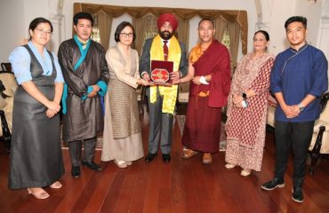राज्यपाल लेफ्टिनेंट जनरल गुरमीत सिंह (से नि) से राजभवन में शिष्टाचार भेंट करते हुए केंद्रीय तिब्बती प्रशासन के संसद सदस्य ।