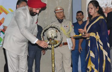 पेस्टलवीड कॉलेज में खेलो इंडिया के अन्तर्गत नॉर्थ जोन ‘‘वुमेन जूडो टूर्नामेंट’’ का दीप प्रज्ज्वलित कर शुभारम्भ करते हुए राज्यपाल लेफ्टिनेंट जनरल गुरमीत सिंह (से नि)।
