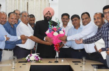 राजभवन में कुमाऊं गढ़वाल चैम्बर ऑफ कॉमर्स एंड इंडस्ट्री के प्रतिनिधियों से मुलाकात करते हुए राज्यपाल।