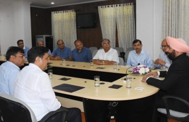 Governor Lt Gen Gurmit Singh (Retd) meeting the representatives of Kumaon Garhwal Chamber of Commerce and Industry .