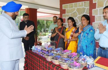 पिथौरागढ़ जिला प्रशासन एवं स्वयं सहायता समूह द्वारा बेडू के उत्पादों की प्रदर्शनी लगायी गई।
