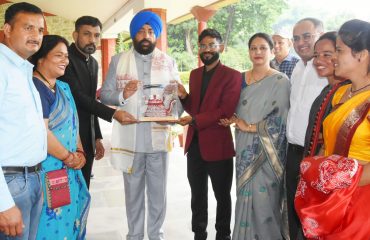 राज्यपाल को सम्मानित करते हुए पिथौरागढ़ जिला प्रशासन एवं स्वयं सहायता समूह के पदाधिकारीगण।