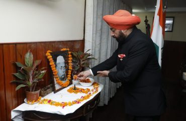 उत्तराखंड सदन में भारत रत्न पंडित गोविंद बल्लभ पंत की जयंती के अवसर पर उनके चित्र पर पुष्प अर्पित कर श्रद्धांजलि देते हुए राज्यपाल।
