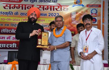 Governor Lt. Gen. Gurmit Singh (Retd) felicitating educationists and art seekers at a ceremony organized by the Sanskrity ke Saarthi, in Gurugram, Haryana.