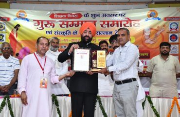 Governor Lt. Gen. Gurmit Singh (Retd) felicitating educationists and art seekers at a ceremony organized by the Sanskrity ke Saarthi, in Gurugram, Haryana.
