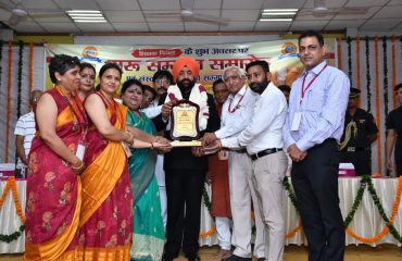 Governor felicitating Lt. Gen. Gurmit Singh (Retd) at a function organized by the Sanskrity ke Saarthi, in Gurugram, Haryana.