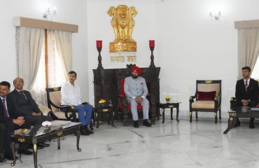 उत्तराखण्ड न्यायिक एवं विधिक अकादमी, भवाली में प्रशिक्षणरत न्यायिक अधिकारियों से वार्ता करते हुए राज्यपाल लेफ्टिनेंट जनरल गुरमीत सिंह (से नि)।