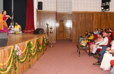 स्पिक मैके के कलाकारों द्वारा प्रस्तुत “मणिपुरी शास्त्रीय नृत्य’’ को देखते हुए राज्यपाल लेफ्टिनेंट जनरल गुरमीत सिंह (से नि)