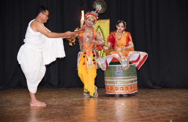 राजभवन में “मणिपुरी शास्त्रीय नृत्य’’ प्रस्तुत करते हुए स्पिक मैके के कलाकार।