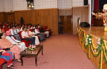 राजभवन में स्पिक मैके के कलाकारों द्वारा प्रस्तुत “मणिपुरी शास्त्रीय नृत्य’’ को देखते हुए राज्यपाल लेफ्टिनेंट