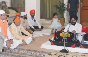 श्रीगुरू ग्रंथ साहिब का अखण्ड पाठ को सुनते हुए राज्यपाल लेफ्टिनेंट जनरल गुरमीत सिंह (से नि) एवं अन्य विशिष्ट अतिथिगण।