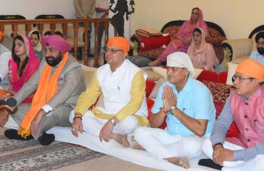 राजभवन में श्रीगुरू ग्रंथ साहिब का अखण्ड पाठ को सुनते हुए राज्यपाल लेफ्टिनेंट जनरल गुरमीत सिंह (से नि) एवं अन्य विशिष्ट अतिथिगण।