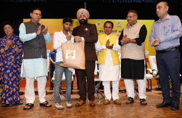 Governor and Chief Minister distributing monthly nutrition kits at the launch of Prime Minister's TB Free India Campaign from Raj Bhawan.