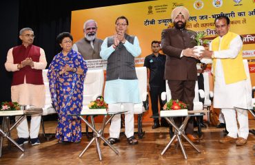 राजभवन से प्रधानमंत्री टीबी मुक्त भारत अभियान की शुरुआत के अवसर पर राज्यपाल लेफ्टिनेंट जनरल गुरमीत सिंह (से नि), मुख्यमंत्री पुष्कर सिंह धामी एवं अन्य गणमान्य व्यक्ति।