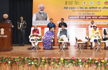 राजभवन से प्रधानमंत्री टीबी मुक्त भारत अभियान की शुरुआत कार्यक्रम को सम्बोधित करते हुए राज्यपाल और मुख्यमंत्री।