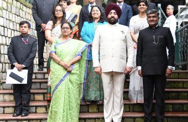 मसूरी स्थित लाल बहादुर शास्त्री राष्ट्रीय प्रशासन अकादमी में प्रशिक्षु अधिकारियों के साथ राज्यपाल