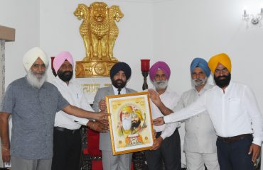 राज्यपालसे मुलाकात करते हुए पूर्व सैनिकों के प्रतिनिधिमण्डल।