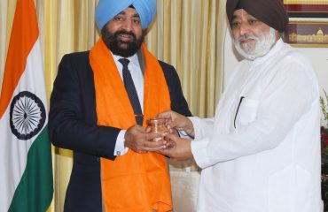 राज्यपाल लेफ्टिनेंट जनरल गुरमीत सिंह (से.नि.) से मुलाकात करते हुए हेमकुण्ड साहिब मैनेजमेंट, ट्रस्ट के उपाध्यक्ष नरेन्द्रजीत सिंह बिंद्रा।