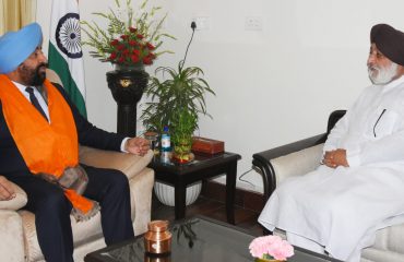 Narendrajit Singh Bindra, Vice Chairman, Hemkund Sahib Management Trust meeting with the Governor, Lt Gen Gurmit Singh (Retd).