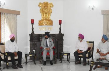 राज्यपाल लेफ्टिनेंट जनरल गुरमीत सिंह (से नि) से मुलाकात करते हुए पूर्व सैनिकों के प्रतिनिधिमण्डल।