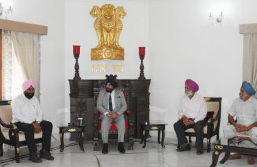 राज्यपाल लेफ्टिनेंट जनरल गुरमीत सिंह (से नि) से मुलाकात करते हुए पूर्व सैनिकों के प्रतिनिधिमण्डल।