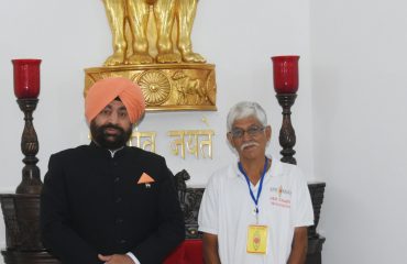 राज्यपाल से मुलाकात करते हुए स्पिक मैके के संस्थापक पद्मश्री डॉ. किरण सेठ।