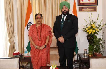 राज्यपाल लेफ्टिनेंट जनरल गुरमीत सिंह (से नि) से मुलाकात करते हुए विधानसभा अध्यक्ष श्रीमती ऋतु भूषण खंडूड़ी।