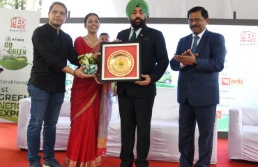 राज्यपाल लेफ्टिनेंट जनरल गुरमीत सिंह (से नि) को सम्मानित करते हुए रेड एफएम के प्रतिनिधि।
