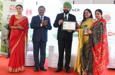 Governor Lt Gen Gurmit Singh (Retd) felicitating the people working in the field of Green Energy at the 