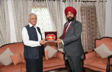 राज्यपाल से मुलाकात करते हुए पूर्व राज्यपाल डॉ. के.के. पॉल।
