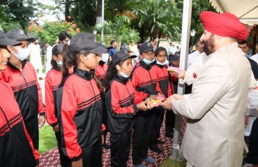 निराश्रित एवं दृष्टिदिव्यांग छात्रों को उपहार भेंट करते हुए राज्यपाल लेफ्टिनेंट जनरल गुरमीत सिंह (से नि)।