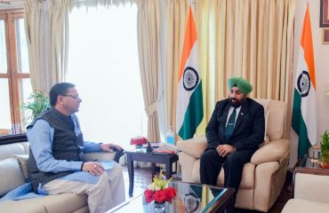 राज्यपाल लेफ्टिनेंट जनरल गुरमीत सिंह (से नि) से मुलाकात करते हुए मुख्यमंत्री पुष्कर सिंह धामी।