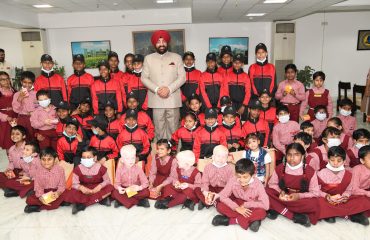 . निराश्रित एवं दृष्टि दिव्यांग छात्रों के साथ राज्यपाल लेफ्टिनेंट जनरल गुरमीत सिंह (से नि)।